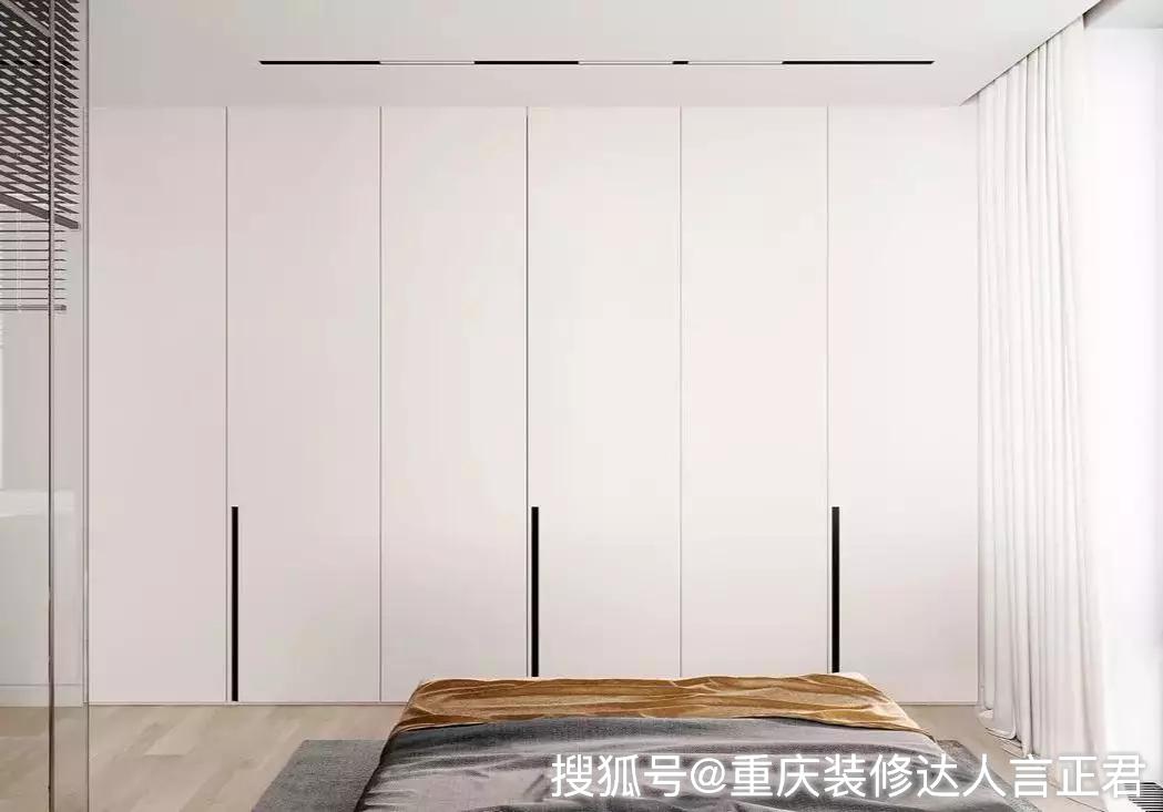 在重庆装修这样的定制衣柜柜门更具美观及实用