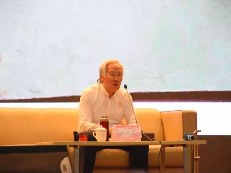 已经退休的张旅天将军,穿着军装,正襟危坐,向我们谈起了父亲张蕴钰