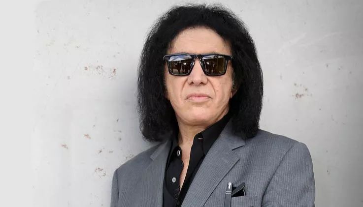 1949年8月25日,美国摇滚乐经典乐队 kiss 的灵魂人物,贝斯手,主唱之一