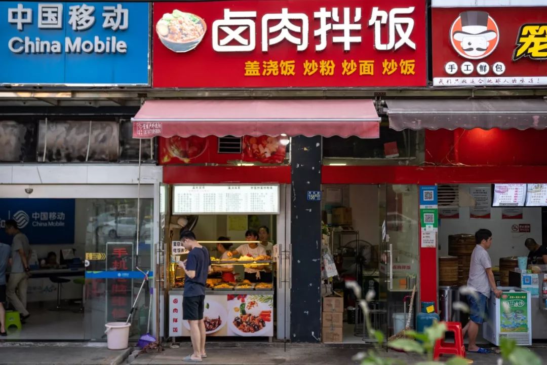 其中却暗藏竞争,这里年前还是一家麻辣烫,而现在已经变成了卤肉拌饭