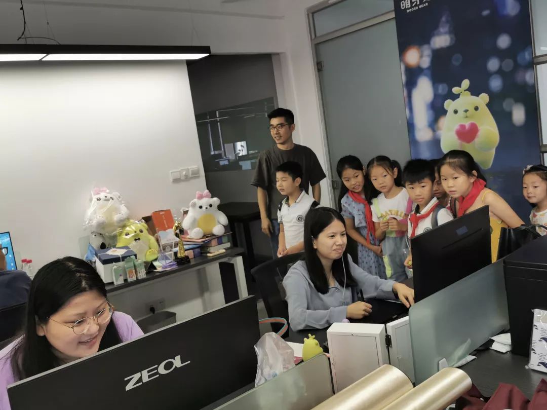 红领巾寻访身边的榜样:探访"萌芽熊"创始人张耀叔叔