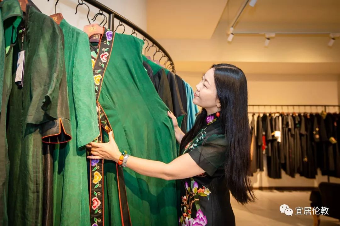 企业顺德域图服装有限公司6年前注册了"莨莊"品牌,专门推广香云纱服饰