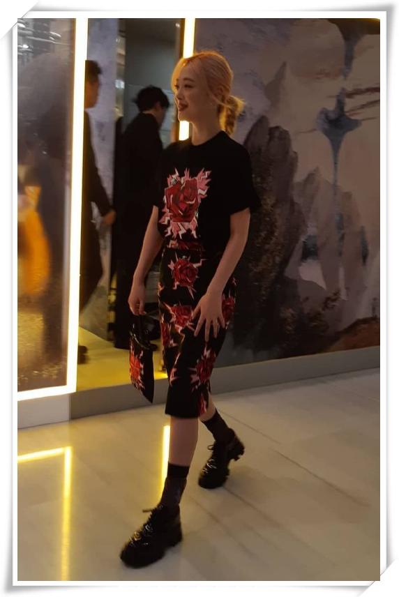 原创雪莉的青春气息太强悍,老气丝绒裙凹出高级感,美得让人无法抗拒