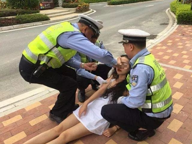 称一名女子在西门公交车站晕倒了