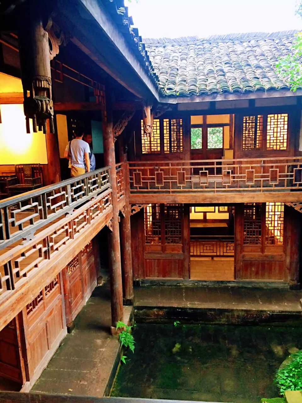 古朴的砖石,超有年代感的木质房屋,换上古装.