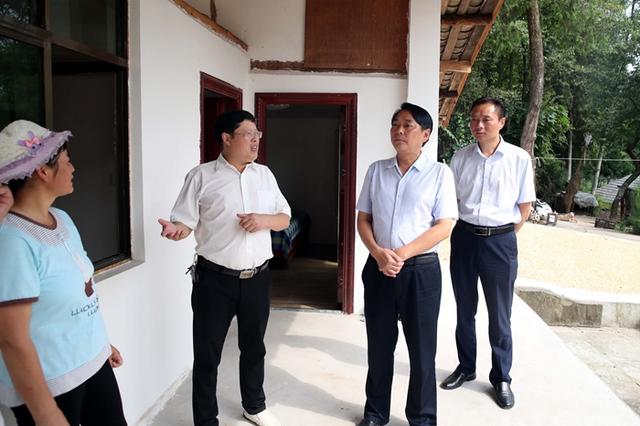 县委书记孙辉到麻石,双泉,铁佛等乡镇督导脱贫攻坚工作