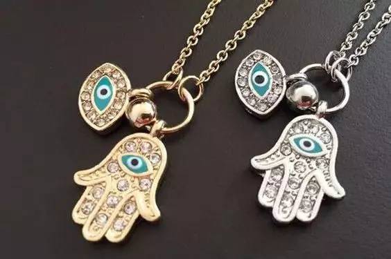 对于游客来说,蓝眼睛不仅是一种纪念品,更是一种极具土耳其特色的图腾