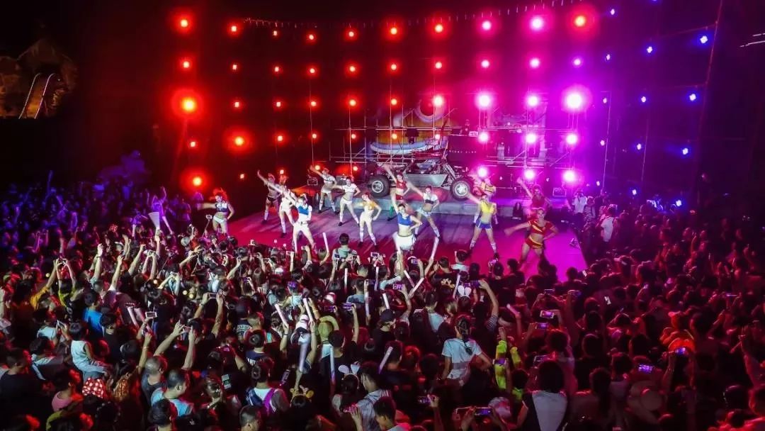 大连发现王国电音节现场三亚海昌梦幻不夜城则以摩天轮,花车巡游,夜间