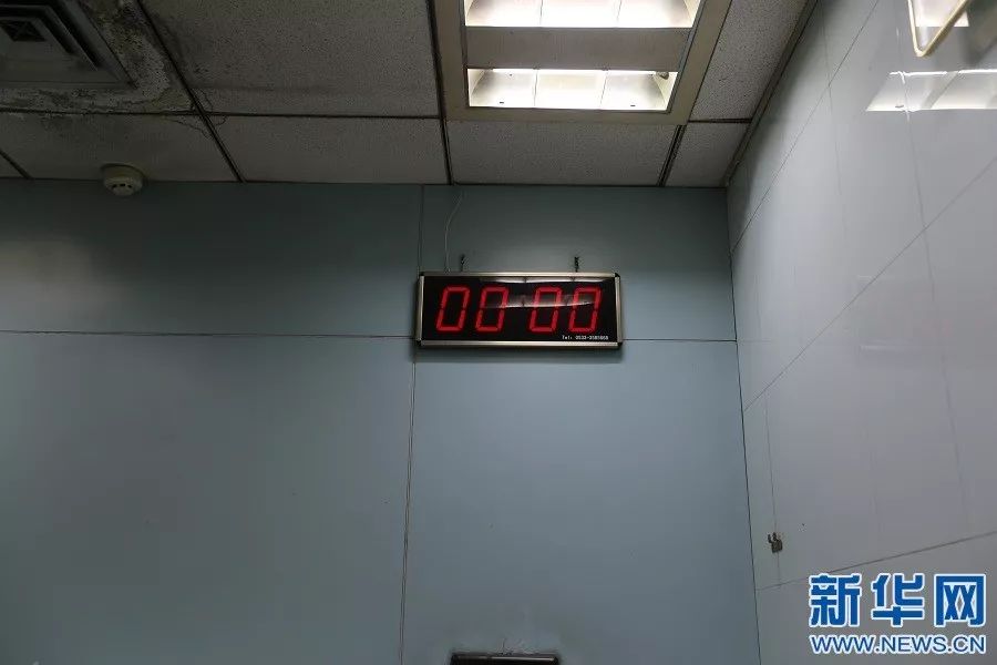 新华网 王中庆摄在抢救室,白炽灯却把这里照得如同白昼,医生,护士脚步