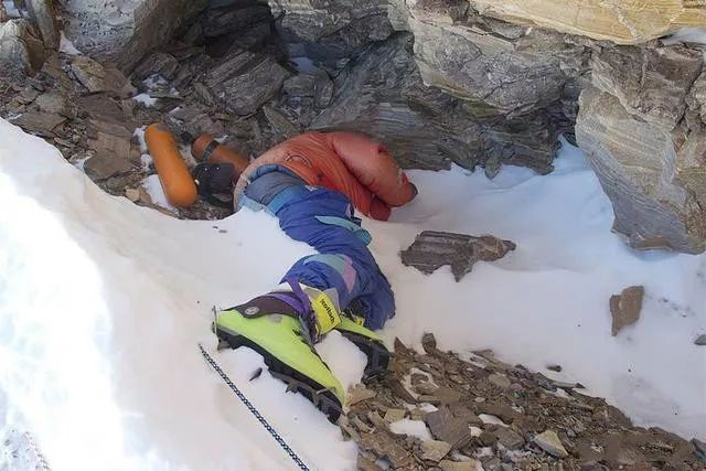 遭遇到一次莫大的心理煎熬:在海拔8500米的珠峰东北山脊必经之路上,一