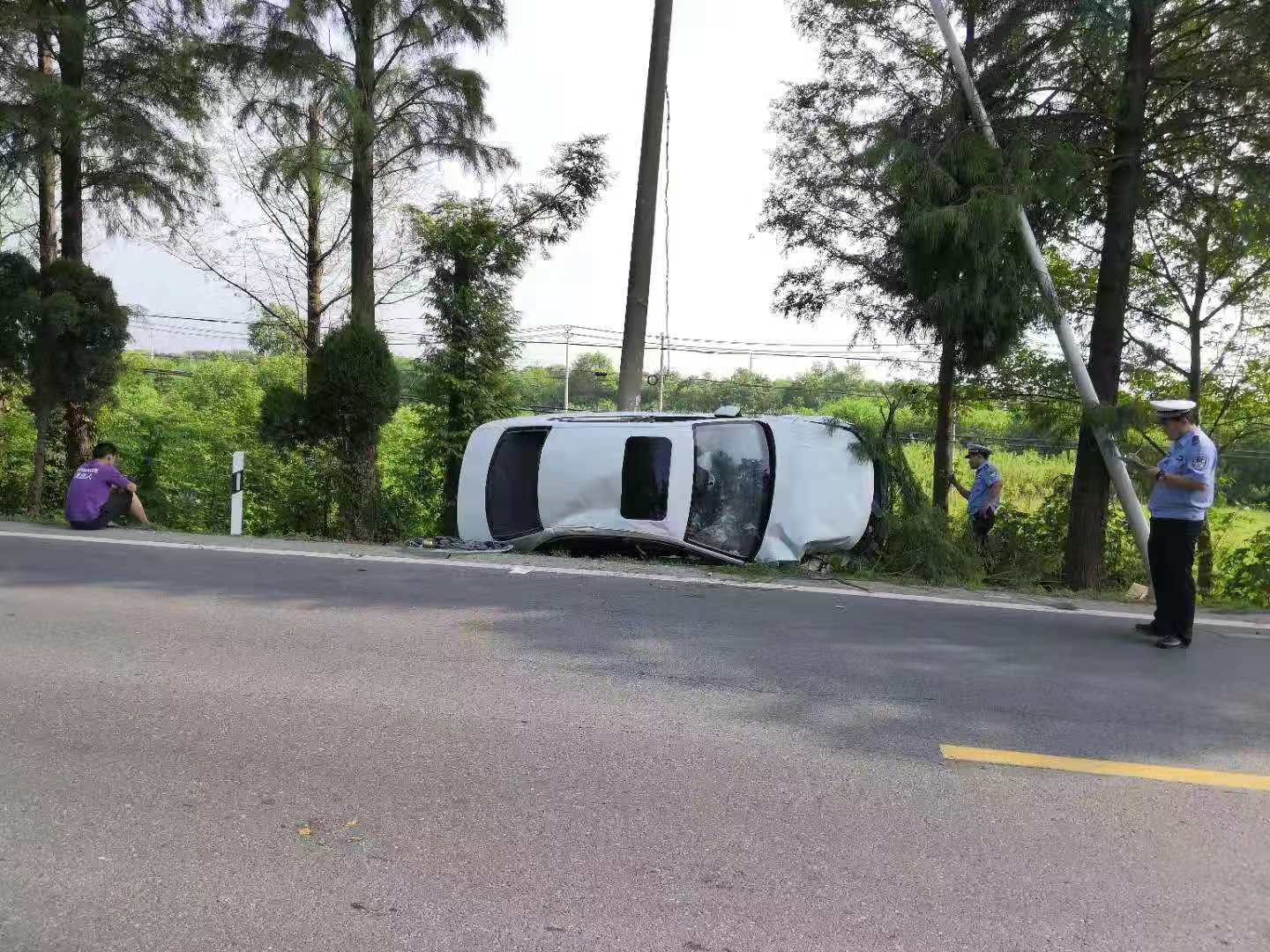 芜湖:轿车爆胎撞上路灯杆侧翻路边 有惊无险_车辆