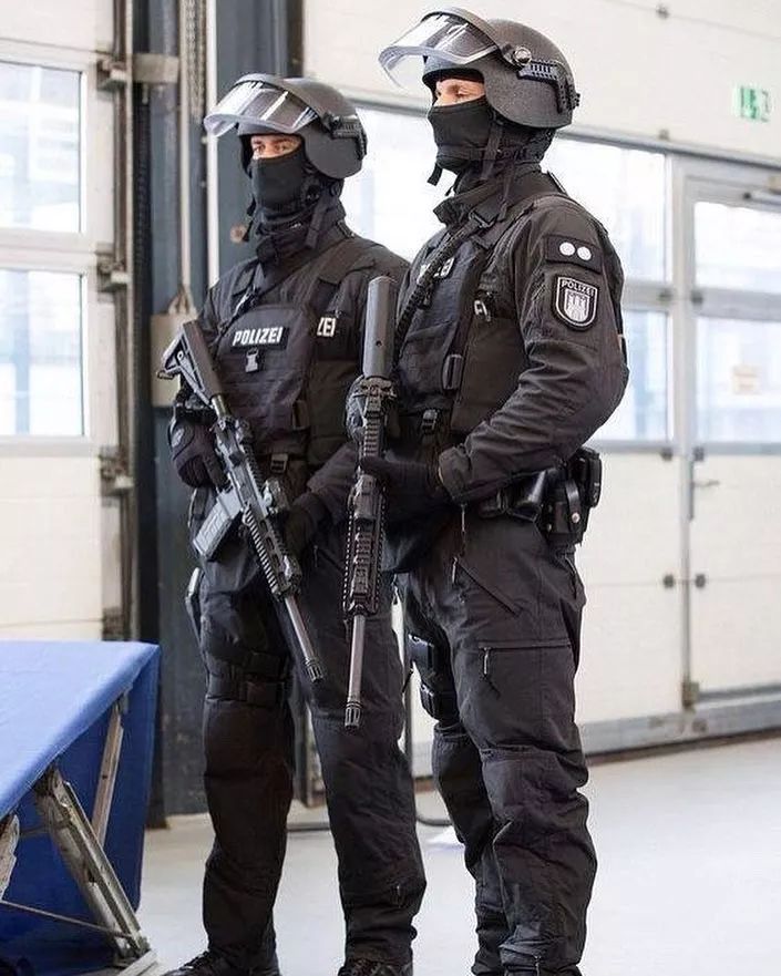 【全盔面罩男都不是吃素的】世界各国/地区警察图集