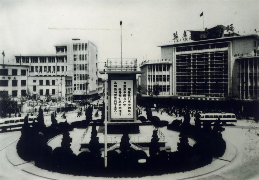 "老盐城解放路,充满着回忆,人情味,生活气息也很浓.