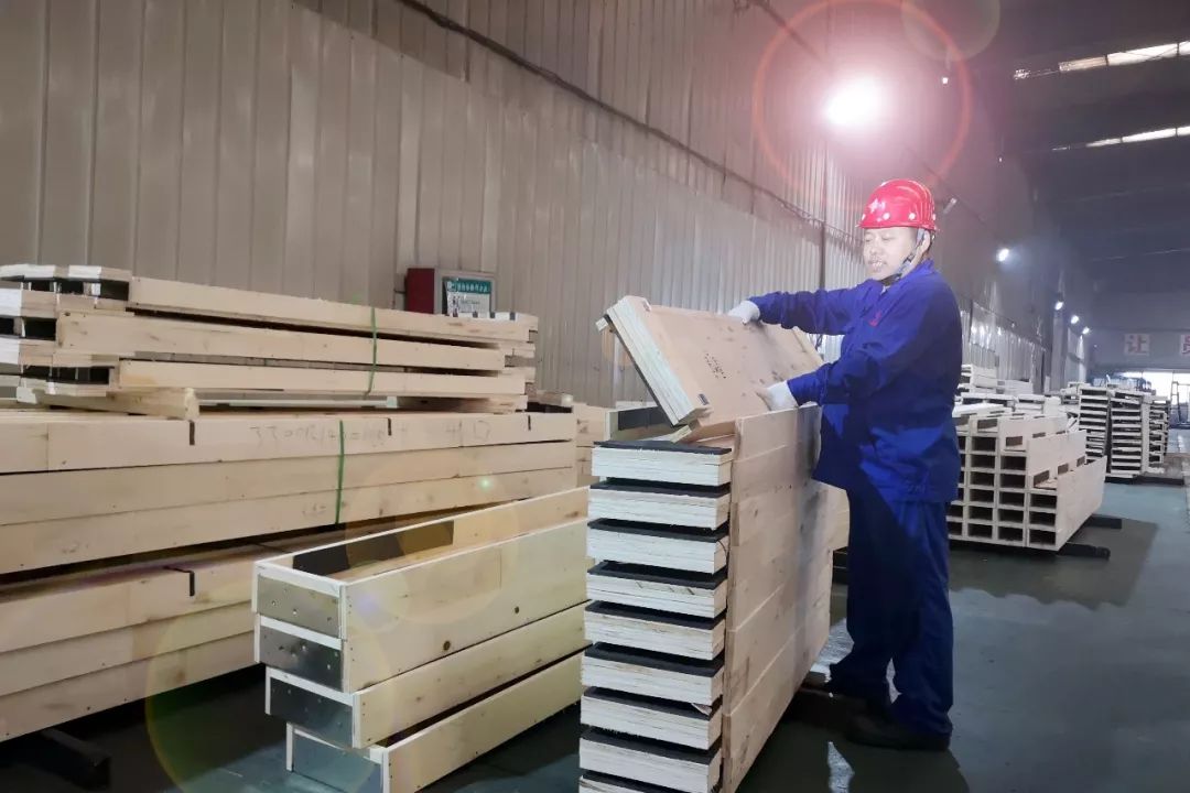 在这个装箱工的平凡岗位上一干就是24年