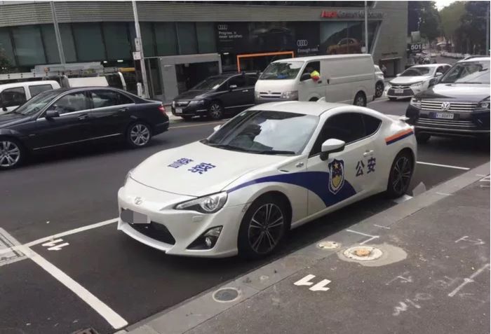 新西兰街头惊现中国警车路人一脸懵逼走近一看