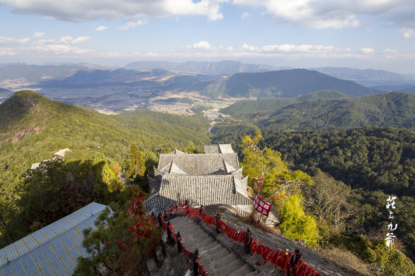 原创仙云缭绕的云峰山长满了仙草立锥之地的山峰上还有座老庙