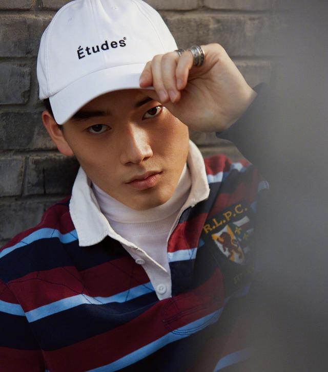 林依轮17岁小儿子为杂志拍写真,身材高大五官硬朗,像极了妈妈_林子轩