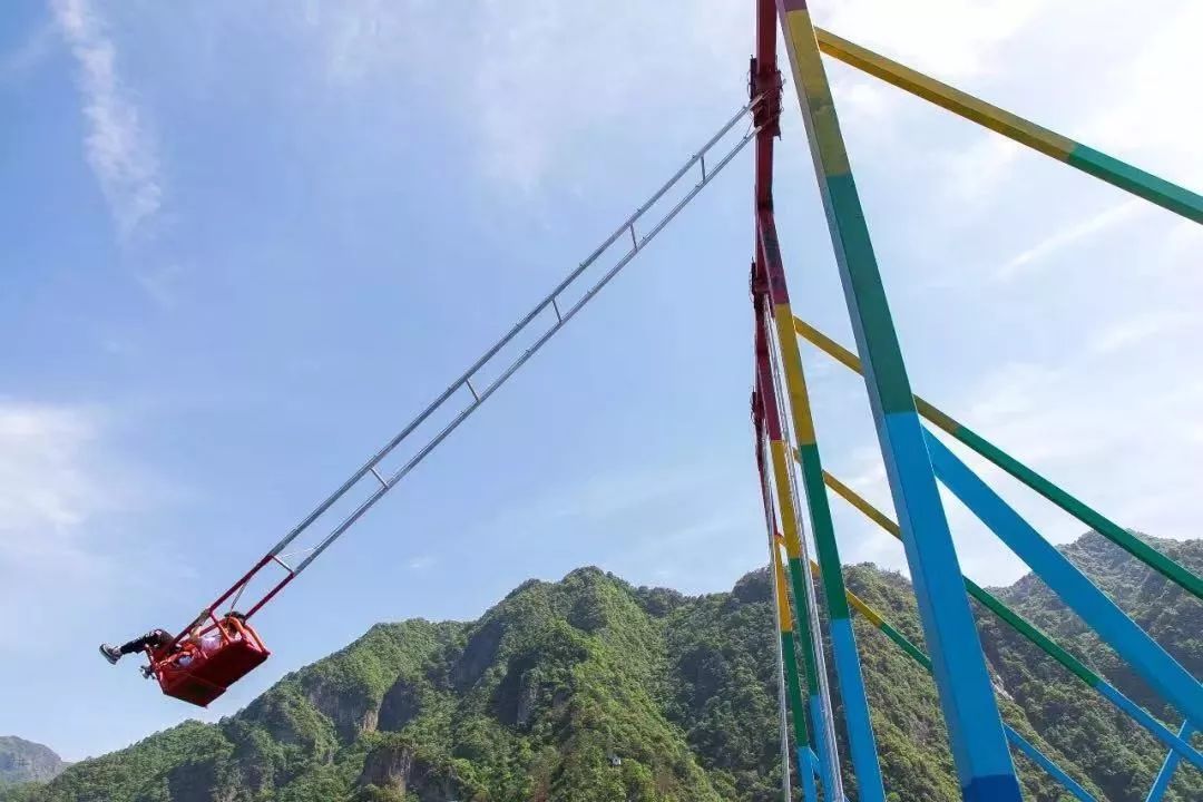 感受12米悬崖秋千带你疯狂飞跃地平线人体弹弓愤怒的小鸟大家都玩过吧