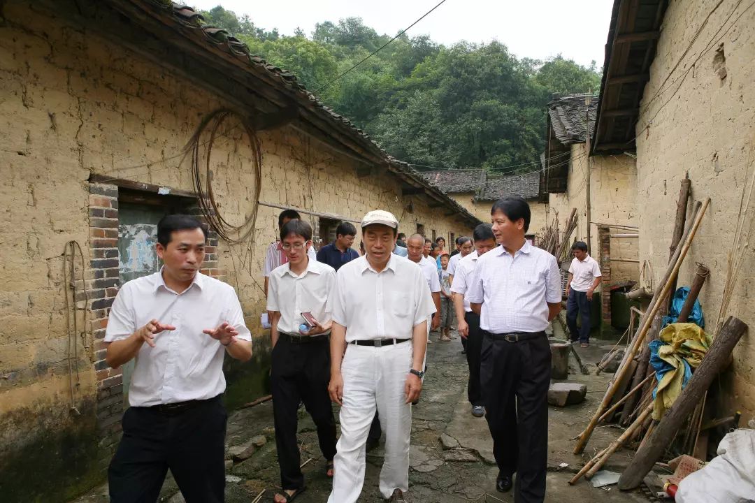 比如最近由碧桂园深圳区域对口帮扶的贫困村—英德市东华镇重新村