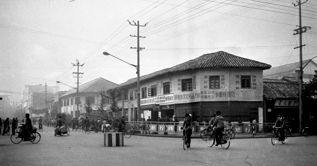 一组昆明老照片也让人动容——护国路,登华街转华山西路,文庙,武成路