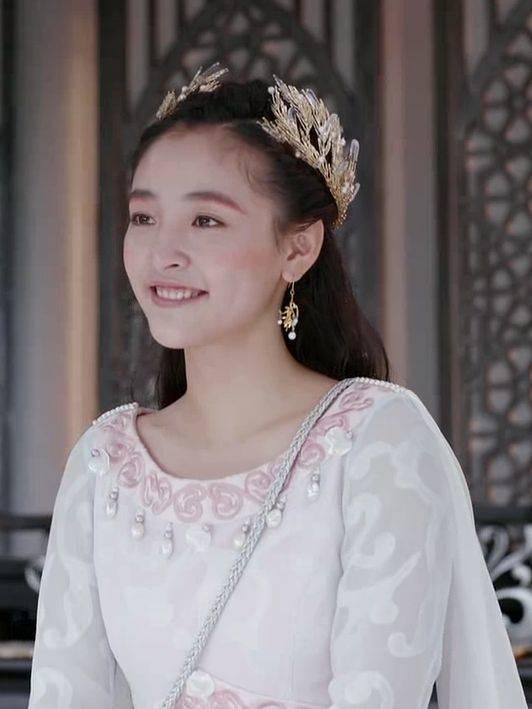 而吴倩在长生记中饰演的白落衡更是一举收获了不少的关注,拥有初恋脸