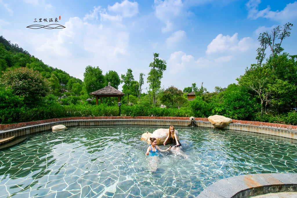 群山绕白雾袅三里畈温泉沐汤之旅尽显诗情画意
