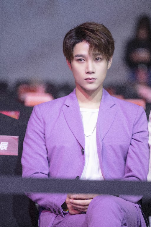 杨廷东出席超燃运动会 紫色拼接西装演绎初秋时尚