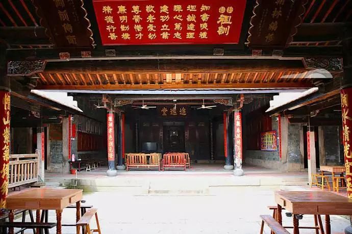 追远堂门厅正上方,悬挂着叶氏族人的32字祖训,尤其强调尊贤昔才.