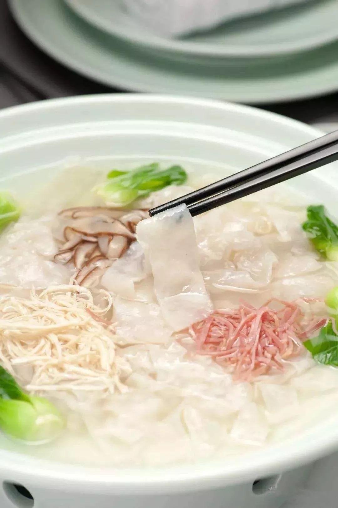 鮸鱼肉鲜嫩无比,经过反复敲打,入水汆熟,配上醇味的高汤,不需要添加别