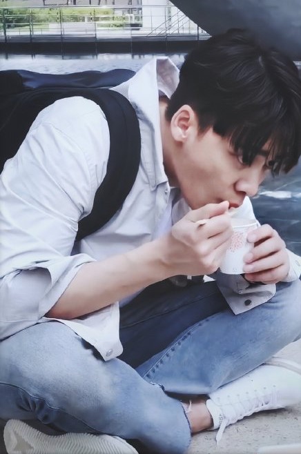 原创李易峰盘腿坐街边豪迈吃泡面扔偶像包袱太接地气了