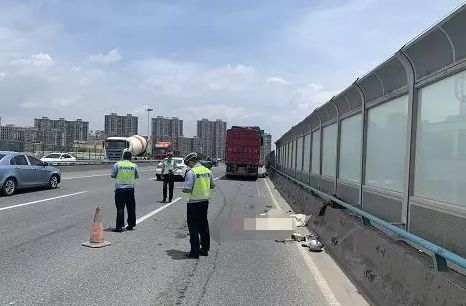 惨烈车祸厦门湖里大道一女子当场死亡又又又又是大型车和电动车