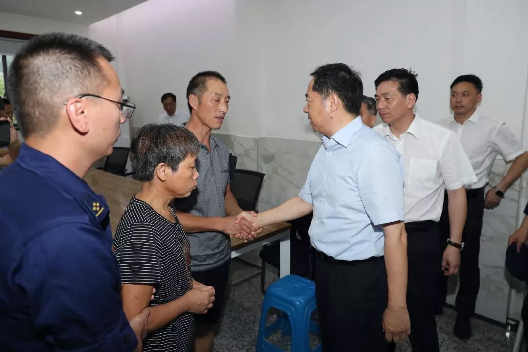 马晓晖梁云红陈浩等吊唁吕挺烈士并慰问其亲属和队友