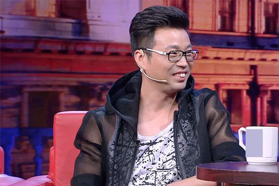 主演了《民兵葛二蛋》,在剧中王迅饰演的角色是"正儿八经"的张耀祖,后