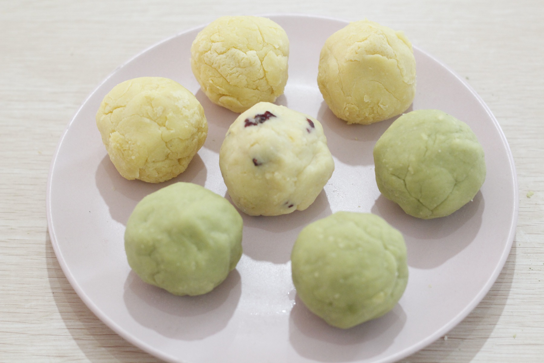 9,绿豆泥平均分成25g一个的小剂子,揉和成小圆球.