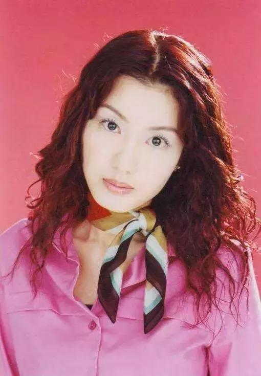 空白状态,他没有公开承认的女友,虽然和陈乔恩,郭采洁曾经传出过绯闻