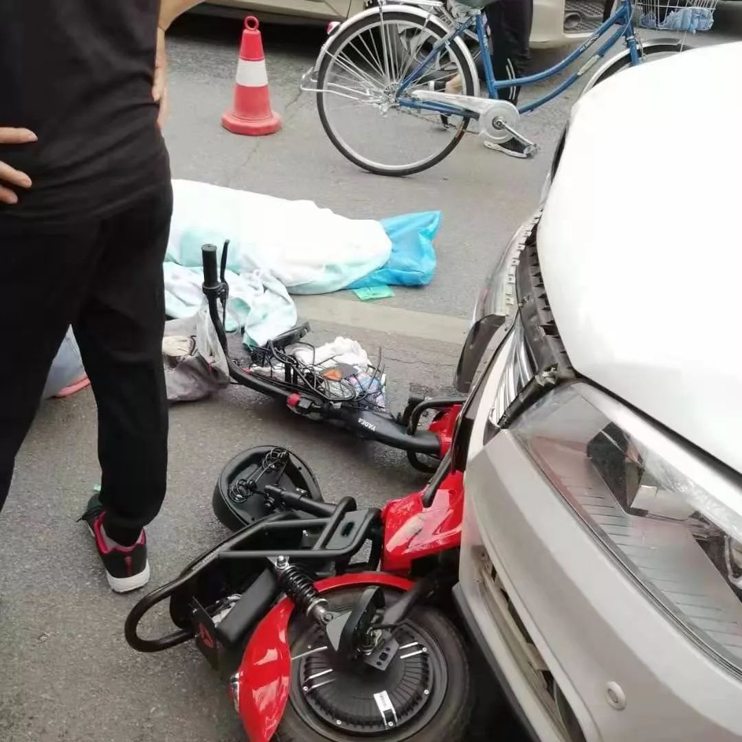 路發生一起車禍,一輛轎車與一輛電動車相撞,騎著電動車的女子當場死亡