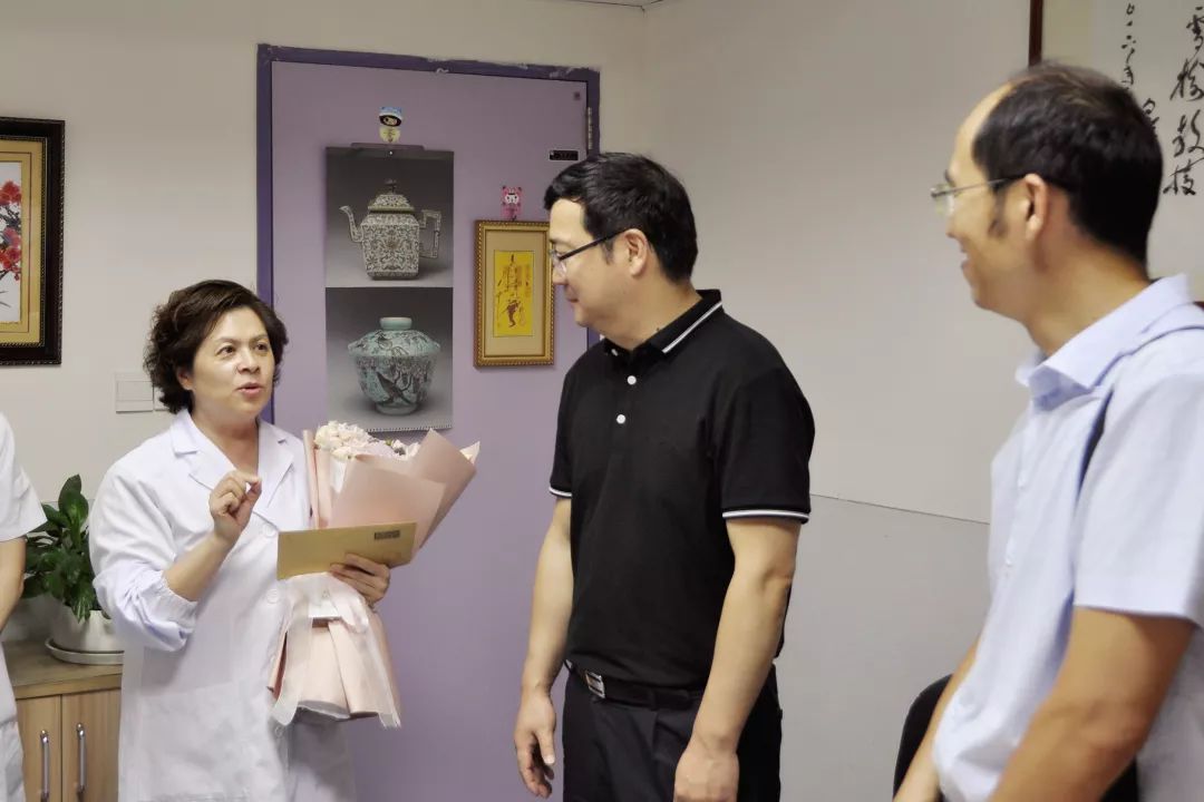 【医师节慰问】南京市卫健委副主任杨大锁一行看望慰问医师代表