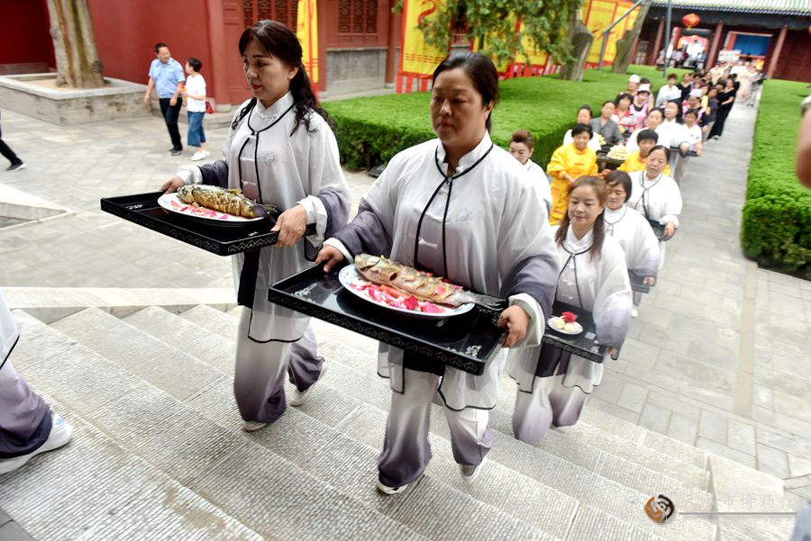 (迎献饭)当天上午8时30分许,迎献饭仪式开始,着祭祀服装的仪仗队送饭