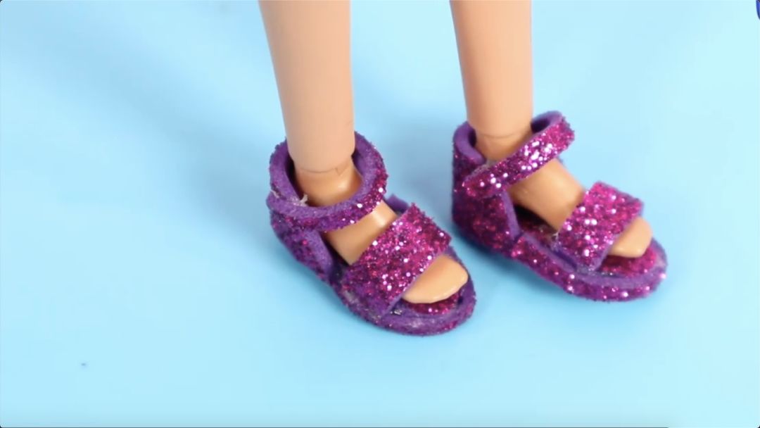 鞋靴原来用泡沫纸就能给芭比娃娃做凉鞋方法简单鞋子很好看哦
