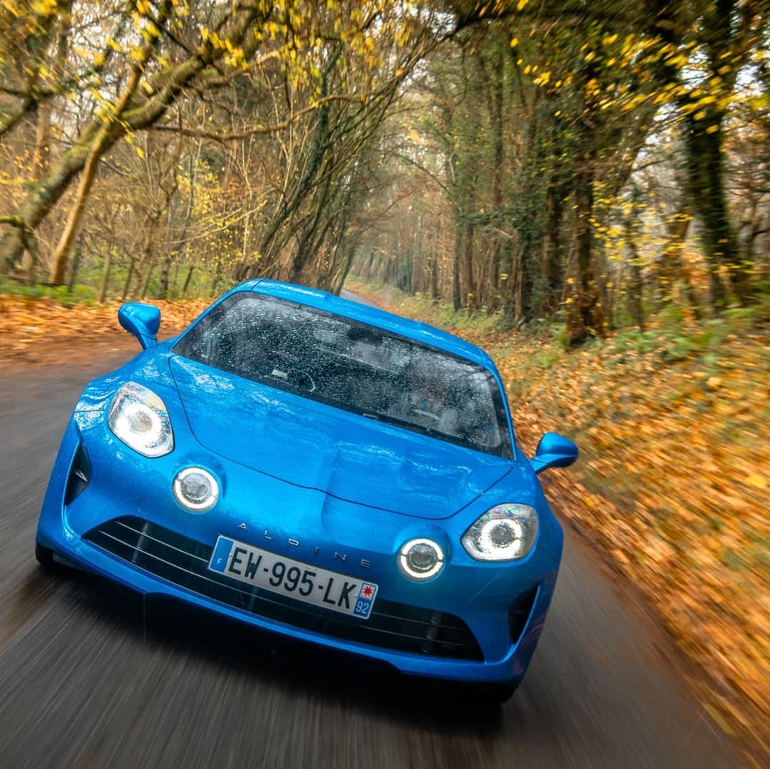 这是一辆采用中置引擎的雷诺alpineaa110跑车