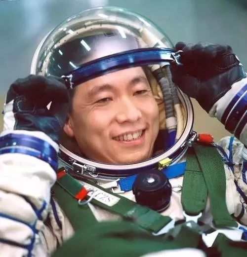 翟志刚:太空漫步 国旗飘扬_中国