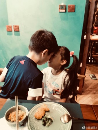 嗯哼小泡芙头贴头甜对视刘畊宏看不下去出声了