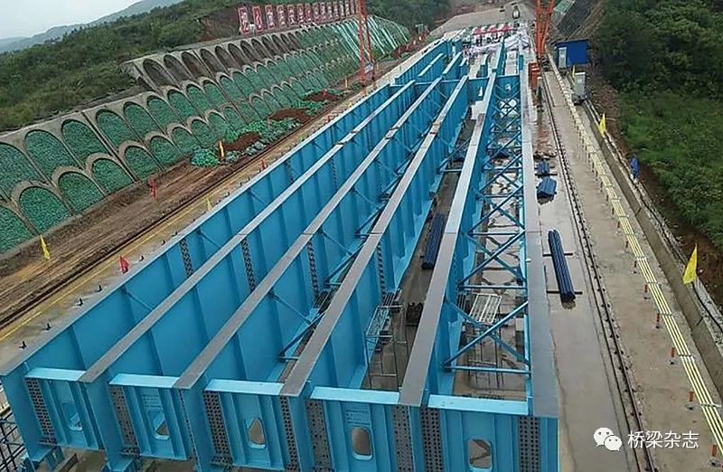 大跨度钢混组合梁的一体化施工