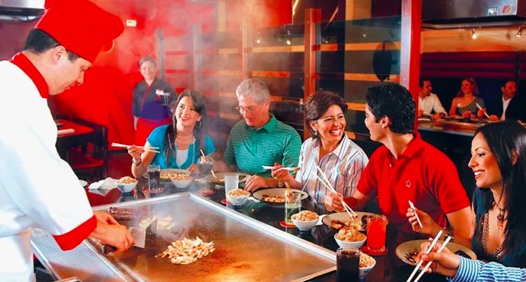 (图源:ig)戴文的亚裔血统,来自父亲rocky aoki洛奇·青木(日文名青木