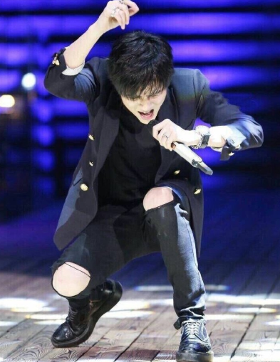 薛之谦穿破洞裤我忍了紧身裤也忍了看到高跟鞋忍无可忍