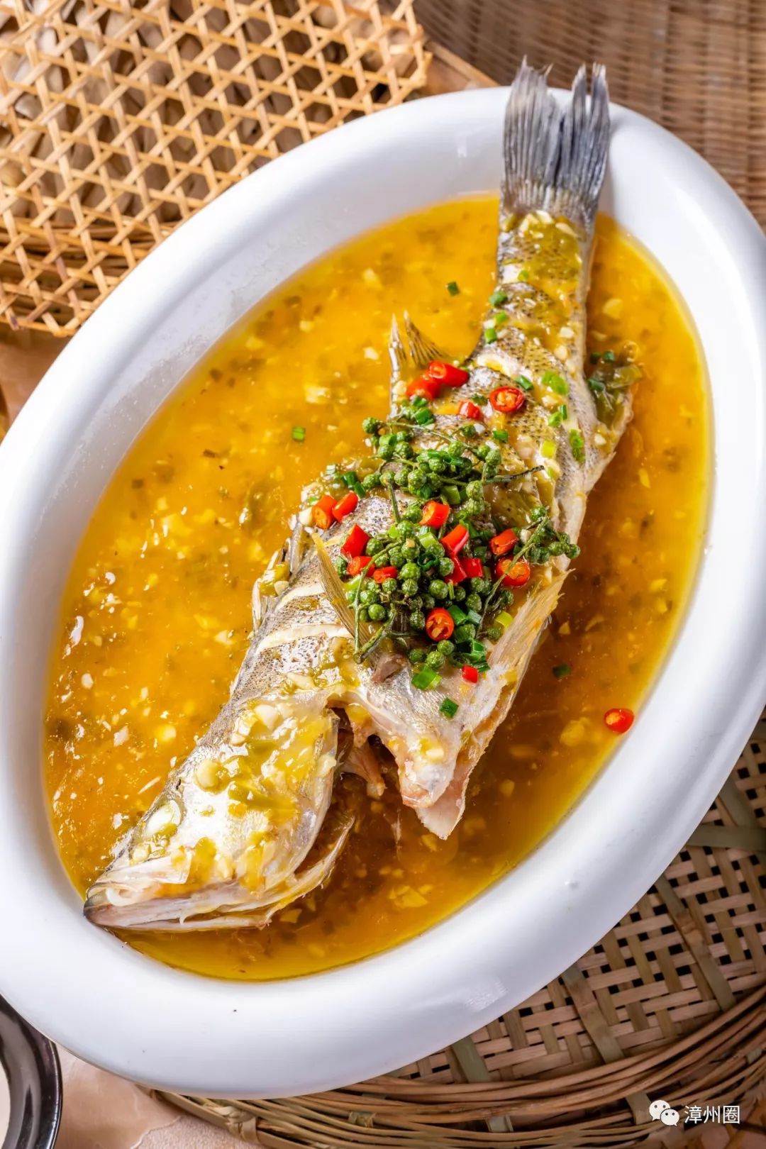 边城过江鱼,又是大厨一道拿手硬菜,黄灿灿的色泽诱人度满分!