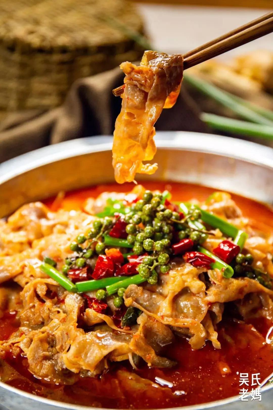 连汤头都是藤椒的麻和辣椒的香,温热的汤和柔软的肥牛完美融合,交织出