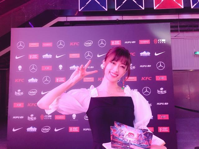 薇薇:这赛季表现挺好的,因为我基本上这赛季都采访的rng.