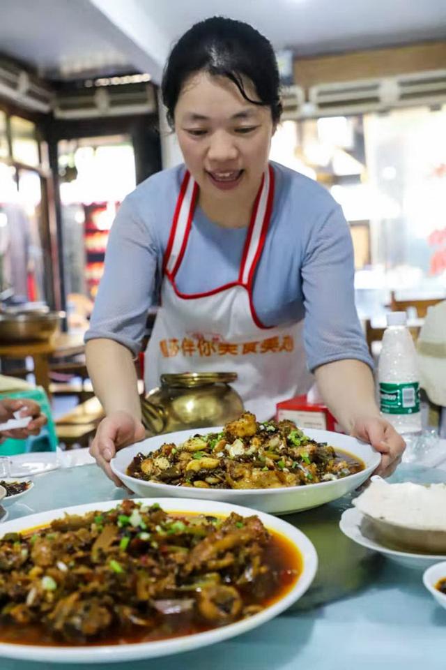 40°的高溫來淶灘古鎮走走，大臘豬依舊在，但遊客都怕熱不敢去了 旅遊 第11張