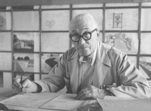 该系列是向勒·柯布西耶(le corbusier)的致敬之作,正是这位建筑大师